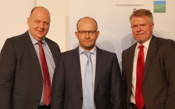 Auftraggeber und Autor der Studie (von links): IVA-Hauptgeschftsfhrer Volker Koch-Achelphler, Dr. Steffen Noleppa von der HFFA-Research und IVA-Prsident Dr. Helmut Schramm, zugleich Geschftsfhrer Bayer CropScience Deutschland GmbH.