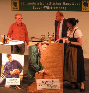Arbeit mit Leidenschaft: LBV-Prsident Joachim Rukwied und Landwirt Rainer Mller (links) Werben fr den Kauf regionaler Agrarprodukte; rechts Moderatorin Ariane Amstutz.