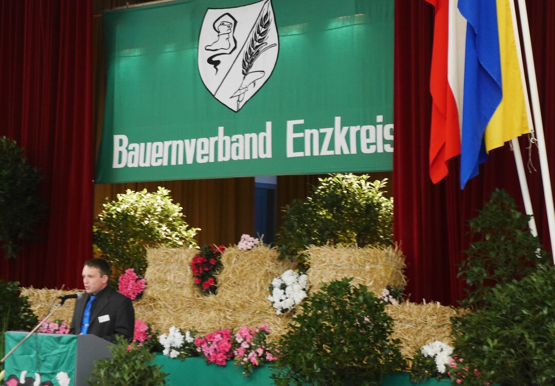 Kreisvorsitzender Ulrich Hauser bei seiner Begrung auf dem Kreisbauerntag des Bauernverbandes Enzkreis am 19. Februar 2016 in Mhlacker-Enzberg.