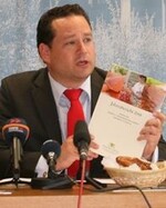 Minister Alexander Bonde stellt am 31. August 2011 in Stuttgart den Jahresbericht der amtlichen Lebensmittel-, Trinkwasser- und Futtermittelüberwachung 2010 vor.