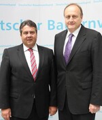 Bundesminister Sigmar Gabriel mit DBV-Präsident Joachim Rukwied (rechts) im DBV-Präsidium Mitte Mai 2014