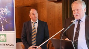 Die ungnstige Marktlage bringt viele Hfe in finanzielle Schwierigkeiten, betont Bezirksvorsitzender Dr. Ulrich Dahm (links). Hilfe sei angesagt, meint Ministerialdirigent Joachim Hauck bei der Bezirksversammlung der Vereinigten Hagelversicherung am Mittwoch, 25. November 2015, in Pforzheim-Eutingen.