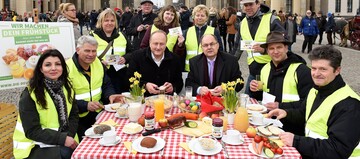 Minister Christian Schmidt (2. v. r.) kommt spontan zum bundesweiten Aktionstag fr hhere Erzeugerpreise am 23. Mrz 2016; er diskutiert in Berlin vor dem Brandenburger Tor mit DBV-Prsident Joachim Rukwied (3. v. r.) ber Lsungen fr die Agrarkrise.