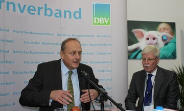 Prsident Joachim Rukwied bei der Pressekonferenz am 12. November 2014 auf der EuroTier in Hannover; rechts DBV-Pressesprecher Dr. Michael Lohse.