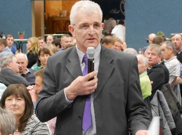 Wolfgang Daiber, neu in den Gemeinderat gewhlt, ist Landwirt im Uhinger Stadtteil Holzhausen (Landkreis Gppingen). Bei seinem Hof wird ein Kunstrasenplatz gebaut. Daiber, bis 2018 Vorstandsmitglied im Kreisbauernverband Gppingen, erklrt im Interview mit BWagrar, warum er dagegen klagt und welche Gefahren er durch Mikroplastik sieht.