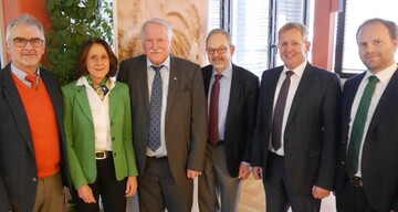 Joachim Hauk (3. v. l.) freut sich ber die Ehrennadel der Vereinigten Hagel und das nicht alltgliche Lob fr seine Arbeit (v. l.): Aufsichtsrat Dr. Hans-Jrg Gebhard, Bezirksvorsitzende Heidrun Hohl, Aufsichtsratsvorsitzender Klaus Mugele, Bezirksdirektor Hans-Ulrich Eppler, Vorstand Dr. Jan Keller.