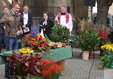 Stuttgarts 1. Bürgermeister Michael Föll eröffnet den 33. Erntedank-Wochenmarkt am 4. Oktober 2013 in der Kirchgasse vor der Stuttgarter Stiftskirche.