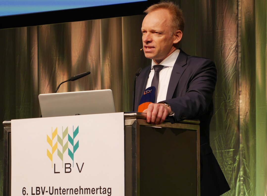 Prsident Prof. Dr. Dr. h. c. Clemens Fuest vom ifo Institut hlt den spannenden Impulsvortrag beim 6. LBV-Unternehmertag.