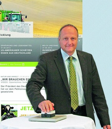 Mit einem symbolischen Knopfdruck startet der Vorsitzende des DBV-Fachausschusses fr ffentlichkeitsarbeit, Joachim Rukwied, die neue Internetseite des Verbandes.