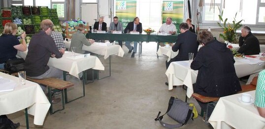 Beim LBV-Ernte-Pressegesprch auf dem Brenhof der Familie Maria und Gerhard Raff in Filderstaft-Bernhausen.