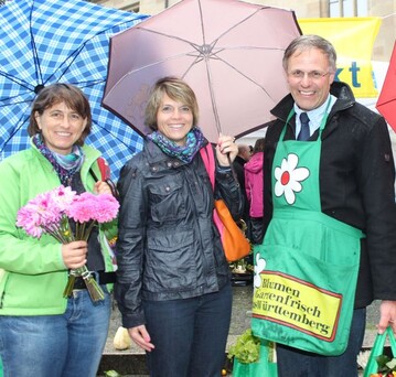 Verkaufen fr einen guten Zweck: LBV-Vizeprsident Gerhard Glaser mit Kundinnen beim Erntedank-Wochenmarkt am 5. Oktober 2013 vor der Stiftskirche in Stuttgart