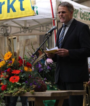 LBV-Vizeprsident Gerhard Glaser spricht bei der Feier zum Erntedank-Wochenmarkt am Samstag, 6. Oktober 2012, vor der Stiftskirche in Stuttgart 