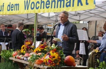 LBV-Vizeprsident Gerhard Glaser wirbt auf dem Erntedank-Wochenmarkt am 30. September 2017 in Stuttgart fr regionale Produkte von Bauern und Grtnern.