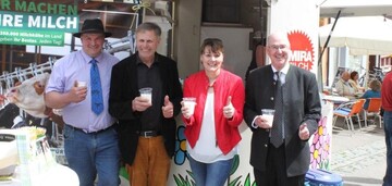 Kreisvorsitzender Manfred Haas, LBV-Vizeprsident Gerhard Glaser, Landfrauenprsidentin Juliane Vees und Landrat Dr. Wolf-Rdiger Michel