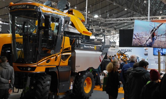 Die Intervitis Interfructa Hortitechnuica ffnete am 27. November 2016 auf der Messe Stuttgart ihre Pforten. Bis zum 30. November 2016 prsentieren rund 400 Aussteller ihre Neuheiten auf der internationalen Technikmesse fr Wein, Saft und Sonderkulturen. Etwa 25.000 Besucher werden erwartet. EU-Kommissar Gnther Oettinger (CDU) und Wirtschaftsminister Sigmar Gabriel (SPD) unterstreichen mit ihrem Besuch zustzlich den Stellenwert der Branche.