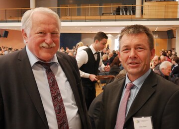 Ministerialdirigent Joachim Hauck, Abteilungsleiter im Ministerium fr Lndlichen Raum und Verbraucherschutz (MLR) Baden-Wrttemberg, und Tbingens Kreisobmann Jrg Kautt (rechts) beim Bauerntag der Kreisbauernverbnde Tbingen und Zollernalb am Samstag, 26. Januar 2019, in der Stadthalle Museum" in Hechingen (Zollernalbkreis). 