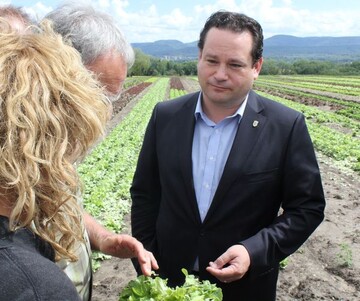 Minister Alexander Bonde informiert sich in der Grtnerei Hespeler in Wannweil (Landkreis Reutlingen) ber die Schden des heftigen Hagel-Unwetters vom Sonntag, 28. Juli 2013 