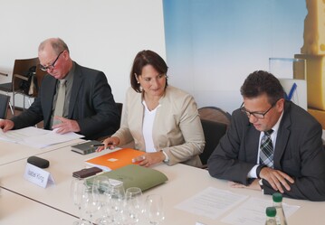 Verknden die Ergebnisse des Milchgipfels Baden-Wrttemberg am 6. Juni 2016 in Weinsberg: Minister Peter Hauk (r.) und Franz Kppeler, Vertreter der Bauernverbnde; mit dabei Hauks Pressesprecherin Isabel Kling.