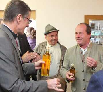 Glserne Produktion am 18. September 2011 auf dem Reiterhof Kindler in Renningen (Landkreis Bblingen): Betriebsleiter Andreas Kindler erlutert die Vorzge des erstmals gepressten Leindotterls.