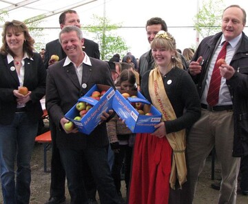 Werbung fr pfel aus dem Land (von links): Landfrauenprsidentin Juliane Vees, Betriebsleiter Ferdinand Knam, die Apfelknigin vom Bodensee und LBV-Prsident Joachim Rukwied.