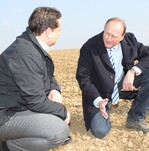 Präsident Joachim Rukwied erläutert Minister Alexander Bonde die Frostschäden vor Ort in Pülfringen (Main-Tauber-Kreis).