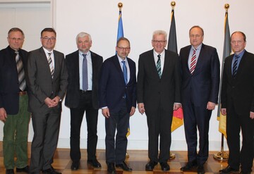 Nach dem Meinungsaustausch (von links): Vizeprsident Gerhard Glaser, LBV-Hauptgeschftsfhrer Peter Kolb, Ministerialdirektor Wolfgang Reimer, Vizeprsident Klaus Mugele, Ministerprsident Winfried Kretschmann, Prsident Joachim Rukwied, Vizeprsident Hans-Benno Wichert.