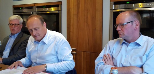 Beim Pressegesprch im Vorfeld des Deutschen Bauerntages Ende Juni 2017 in Berlin (von links): DBV-Pressesprecher Dr. Michael Lohse, DBV-Prsident Joachim Rukwied, Generalsekretr Bernhard Krsken vom Deutschen Bauernverband (DBV).