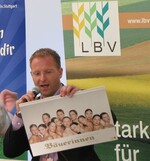 Projektleiter René Otterbein präsentiert den Bäuerinnenkalender