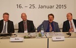 Beim Pressegespräch des Industrieverbandes Agrar (IVA) in Berlin (von links): IVA-Präsident Dr. Helmut Schramm, Landwirt Hans Behn aus Faulenrost in Mecklenburg-Vorpommern, Winzer Norbert Weber aus Bischoffingen in Baden-Württemberg, IVA-Hauptgeschäftsführer Volker Koch-Achelpöhler.