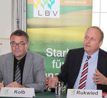 LBV-Prsident Joachim Rukwied erlutert am 16. August 2011 auf dem Betrieb der Familie Maria und Gerhard Raff in Filderstadt-Bernhausen den aktuellen Erntestand; links Hauptgeschftsfhrer Peter Kolb.