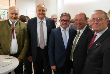 Beim LBV-Abgeordnetenabend am 8. Oktober 2015 (von links): FDP-Agrarsprecher Dr. Friedrich Bullinger, LBV-Prsident Joachim Rukwied, CDU-Fraktionschef Guido Wolf, Grnen-Agrarsprecher Martin Hahn und SPD-Agrarsprecher Thomas Reusch-Frey.
