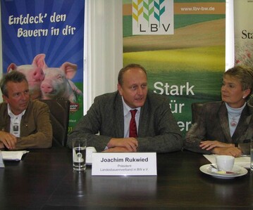 Ziehen Zwischenbilanz: LBV-Prsident Joachim Rukwied, Staatssekretrin Friedlinde Gurr-Hirsch und in.Stuttgart-Geschftsfhrer Andreas Kroll (links).