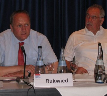 Auf dem Podium: LBV-Prsident Joachim Rukwied, Moderator Helmut Bredigkeit, frherer aktuell-Chef des SWR