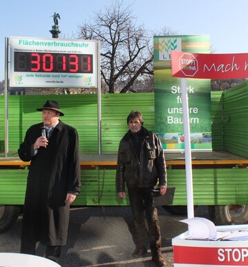 Prsident Joachim Rukwied erlutert am 26. Januar 2012 auf dem Stuttgarter Schlossplatz die Petition zum Flchenschutz.