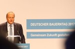 DBV-Präsident Joachim Rukwied dankt EU-Finanzkommissar Günther Oettinger für dessen Zusicherung, Finanzlücken wie durch den Brexit und neue Aufgaben der EU wie in der Grenzsicherung nicht durch einseitige Streichungen im Agraretat finanzieren zu wollen.