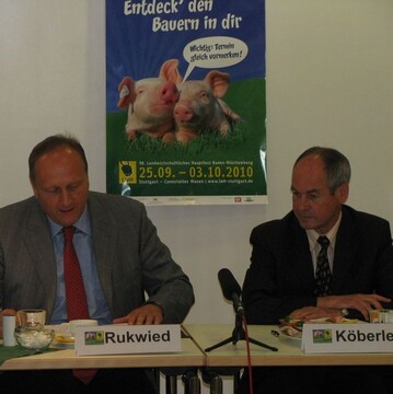 Prsident Joachim Rukwied und Minister Rudolf Kberle (rechts) stellen in Stuttgart den Auftritt des "Grnen Klassenzimmers" auf dem Landwirtschaftlichen Hauptfest (LWH) 2010 vor.
