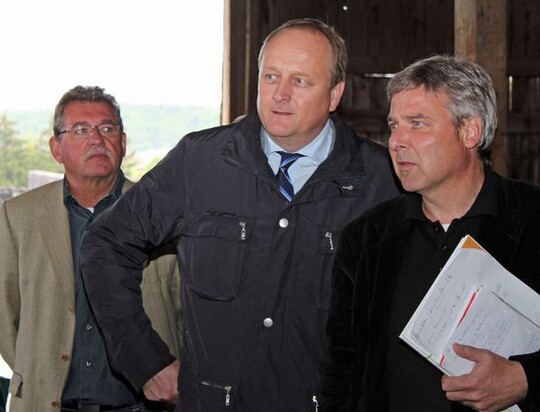 Hintergrundgesprch im Milchviehstall: LBV-Prsident Joachim Rukwied erlutert SWR 4-Stuttgart-Programmleiter Axel Graser (rechts) Highlights beim Landwirtschaftlichen Hauptfest 2010; aufmerksamer Zuhrer ist LBV-Referent Manfred Hofmeister (links).