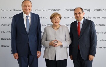  DBV-Prsident Joachim Rukwied freut sich ber die anerkennenden Worte von Bundeskanzlerin Angela Merkel fr die Bauernfamilien beim Deutschen Bauerntag am 28. Juni 2017 in Berlin; rechts Bundesminister Christian Schmidt.