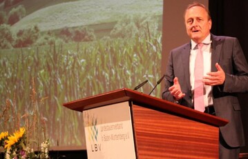 Prsident Joachim Rukwied spricht frei, offen und berzeugend zu mehr als 300 Delegierten und Gsten aus Politik, Wirtschaft und Gesellschaft bei der Mitgliederversammlung des Landesbauernverbandes in Baden-Wrttemberg (LBV) am 16. Juni 2016 in Fellbach (Rems-Murr-Kreis).