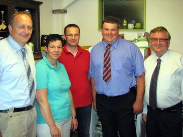 Vor Ort im Hofladen auf dem Genieerhof der Familie Petra und Jrg Schittenhelm in Dietingen (Landkreis Rottweil) von links: LBV-Prsident Joachim Rukwied, Petra und Jrg Schittenhelm, Rottweils Kreisobmann Manfred Haas und Freiburgs Regierungsprsident Julian Wrtenberger.