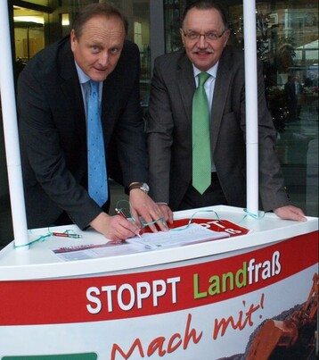 Stoppt Landfra! Die Prsidenten Joachim Rukwied, LBV, und Gerd Sonnleitner, DBV, machen mobil fr den Flchenschutz.