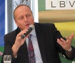 LBV-Präsident Joachim Rukwied erläutert das vielfältige Ausstellerangebot bei der Eröffnungs-Pressekonferenz am 23. September 2010 anlässlich des 98. Landwirtschaftlichen Hauptfestes (LWH)