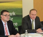 Präsident Joachim Rukwied erläutert die Unternehmensergebnisse 2010/11 bei der Jahres-Pressekonferenz des LBV am 29. November 2011 in Stuttgart; links LBV-Hauptgeschäftsführer Peter Kolb.