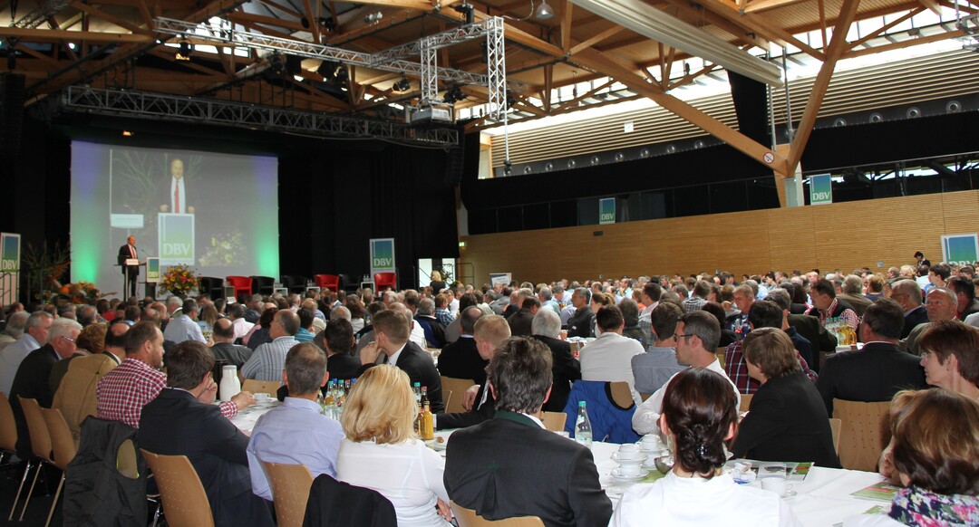 DBV-Prsident Joachim Rukwied spricht beim Veredlungstag am 9. September 2015 im niederbayerischen Essewnbach bei Landshut.