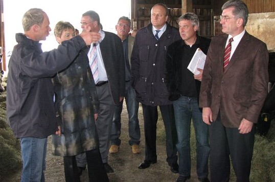 Betriebsleiter Martin Sickinger (links) erlutert Details der Milchviehhaltung; daneben (nach rechts): Staatssekretrin Friedlinde Gurr-Hirsch, LBV-Hauptgeschftsfhrer Peter Kolb, LBV-Referent Manfred Hofmeister, Prsident Joachim Rukwied, SWR 4-Programmleiter Axel Graser, Landtagsabgeordneter Albrecht Fischer.