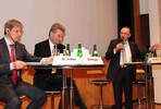 DBV-Präsident Gerd Sonnleitner (rechts) erläutert die Position des Bauernverbandes zur künftigen Gemeinsamen Agrarpolitik (GAP) der EU; links EU-Agrarkommissar Dr. Dacian Ciolos, daneben EU-Energiekommissar Günther Oettinger.