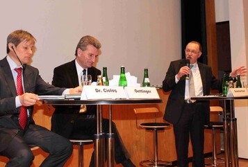 DBV-Prsident Gerd Sonnleitner (rechts) erlutert die Position des Bauernverbandes zur knftigen Gemeinsamen Agrarpolitik (GAP) der EU; links EU-Agrarkommissar Dr. Dacian Ciolos, daneben EU-Energiekommissar Gnther Oettinger.