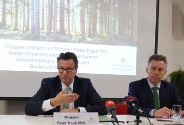 Minister Peter Hauk nimmt am 15. Mrz 2017 vor der Landespresse Stellung zum Urteil des OLG Dsseldorf zur gemeinsamen Holzvermarktung in Baden-Wrttemberg; rechts Forstprsident Max Reger.