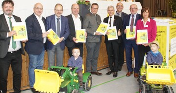 LBV-Vizeprsident Klaus Mugele (3. v. l.) bergibt mit BLHV-Prsident Werner Rpple (2. v. r.) und Vertretern anderer Initiatoren an Minister Peter Hauk (Mitte) symbolisch die gesammelten Unterschriften fr den Volksantrag bei der BLHV-Landesversammlung am 7. Februar 2020 in Endingen am Kaiserstuhl (Landkreis Emmendingen).