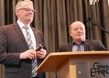 Berliner Informationen aus erster Hand beim Kreisbauerntag in Ehningen (Landkreis Bblingen)  Ernhrungsausschuss-Vorsitzender Alois Gerig (links) stellt sich der Diskussion; rechts Kreisvorsitzender Andreas Kindler.